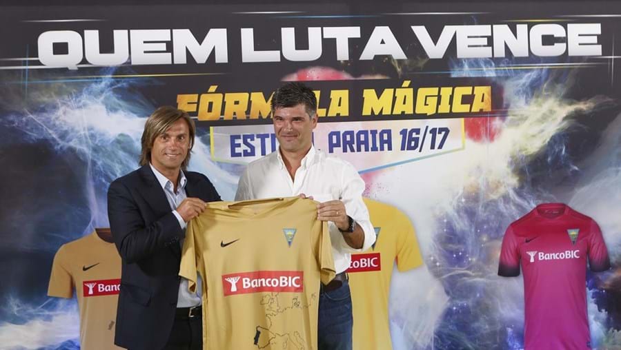Camisola dourada do Estoril-Praia em homenagem à conquista histórica do Euro 2016