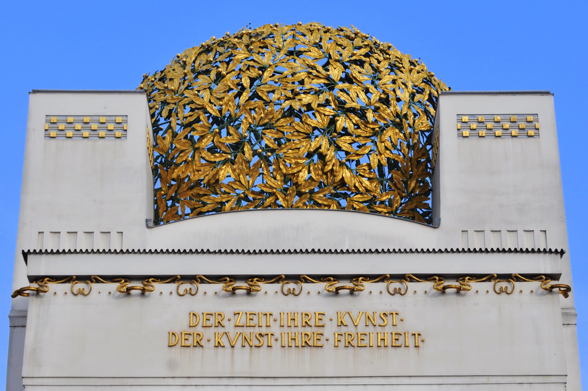Secessão de Viena, da autoria de Gustav Klimt – Movimento revolucionário da arte austríaca e uma das inspirações da camisola principal da Áustria