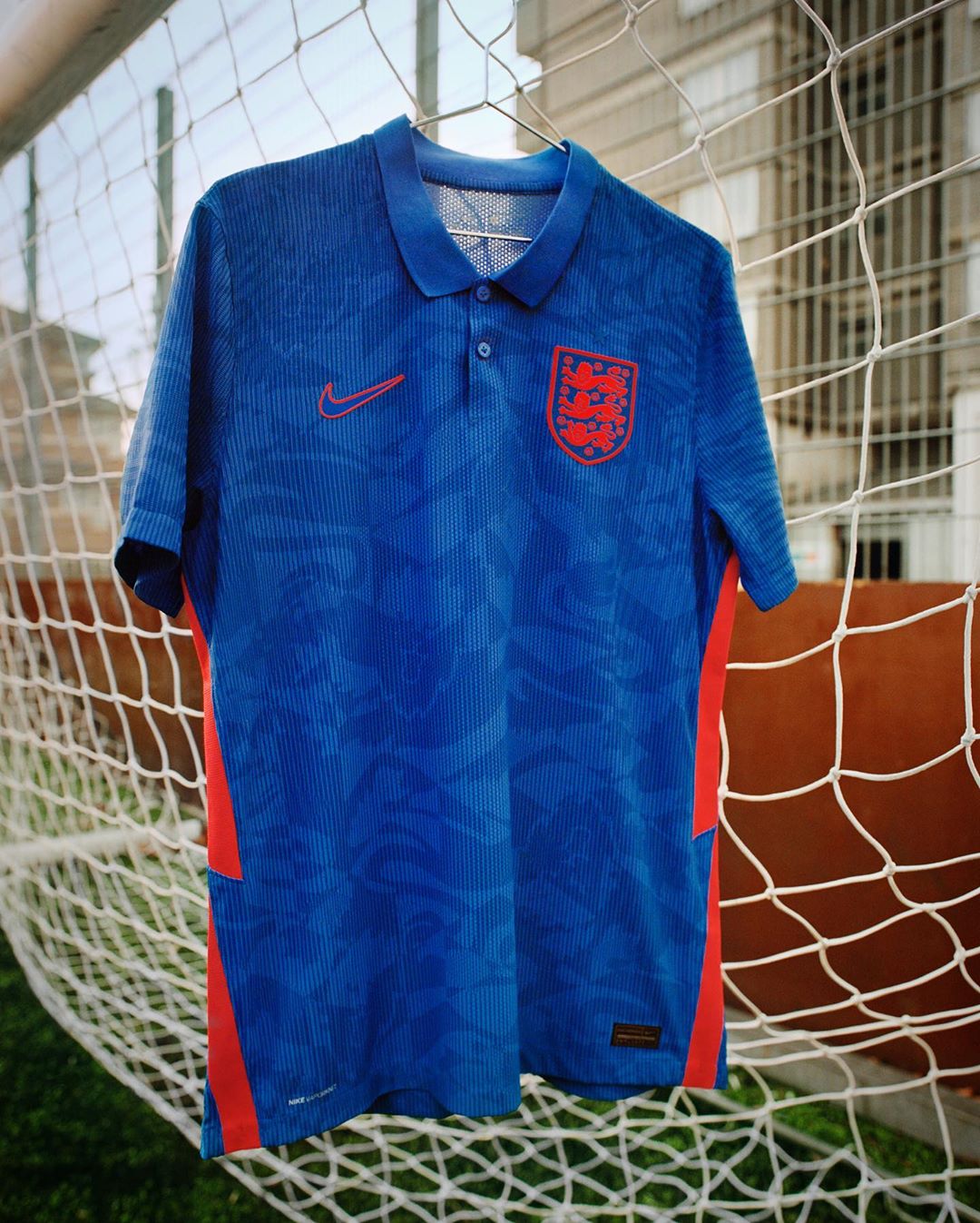 Camisola do equipamento alternativo inglês e a sua homenagem aos «Three Lions»