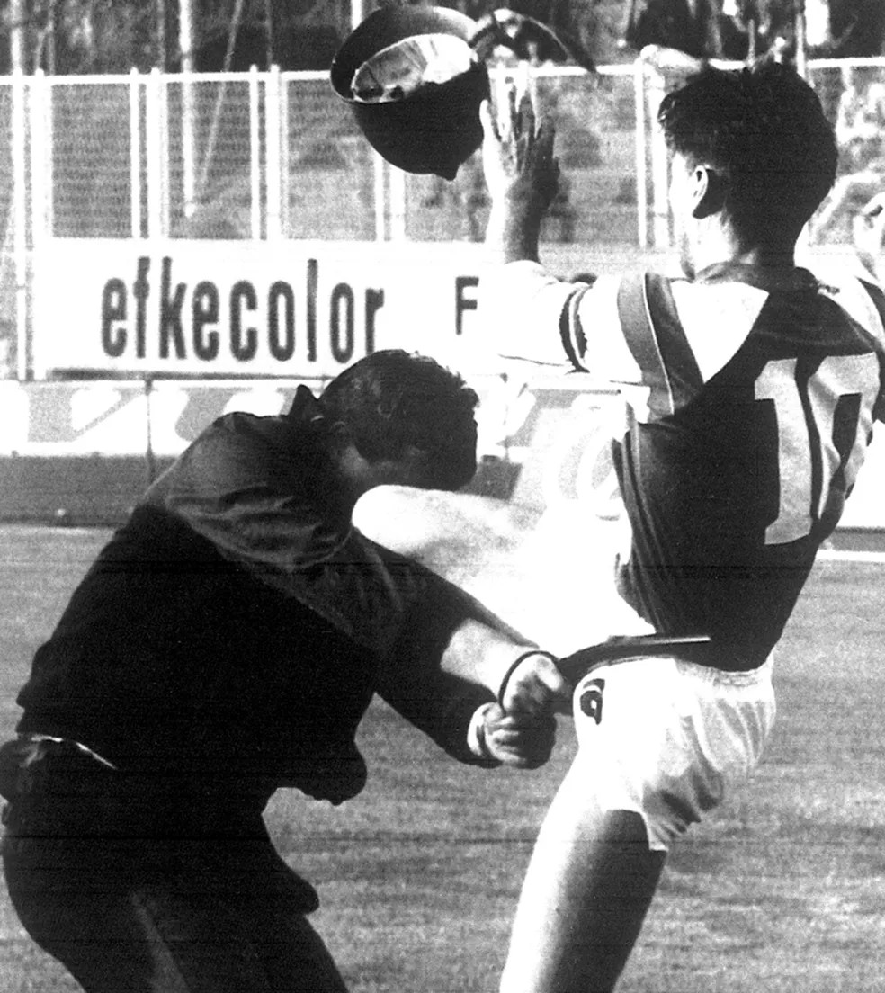 Boban e a sua histórica joelhado num polícia
