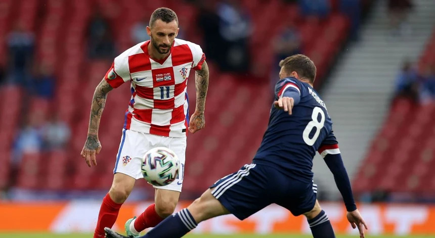 Brozović, médio croata, vestido de quadriculado no Euro 2020