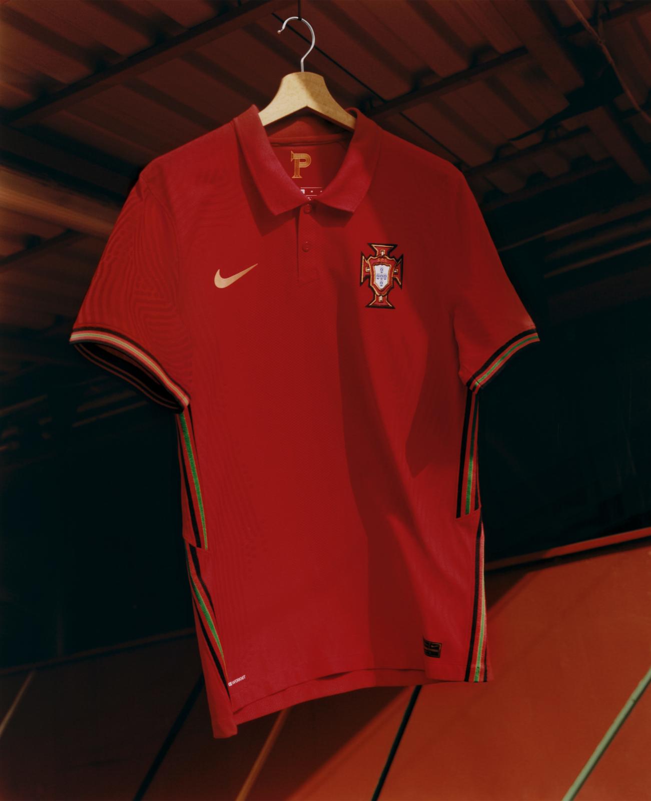 Camisola do equipamento principal de Portugal, ornamentado com subtis traços dourados, em referência aos Descobrimentos