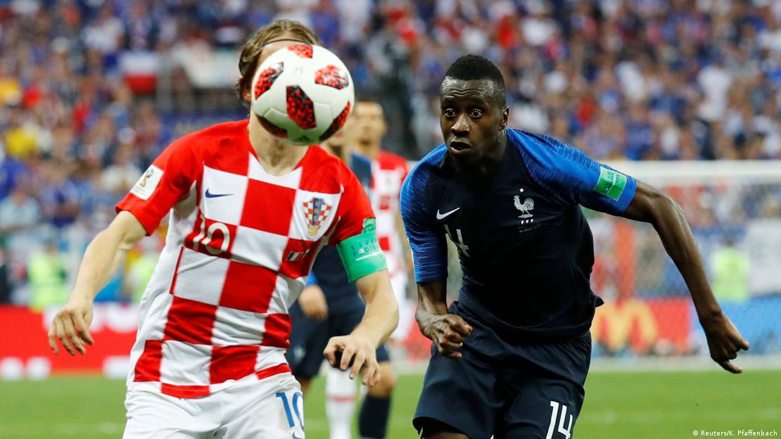 Camisola do equipamento principal da Croácia (à esquerda) no Mundial 2018