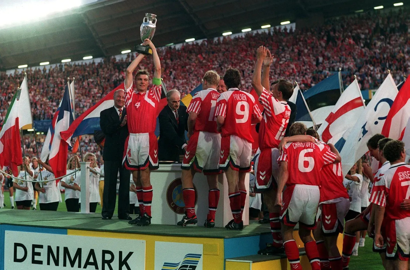 A camisola dinamarquesa e os seus chevrons (nos ombros) nos festejos do Euro 1992
