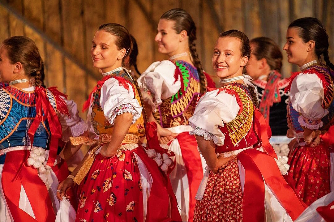 Grupo Folclórico FS Váh em trajes femininos