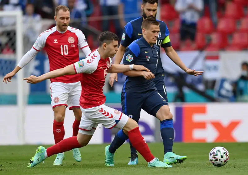 A camisola (principal) dinamarquesa e os seus chevrons (nos ombros) no Euro 2020
