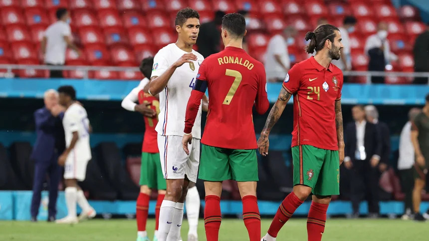 Camisola de jogo lusa (diante da França, na Fase de Grupos) recheada de pormenores dourados