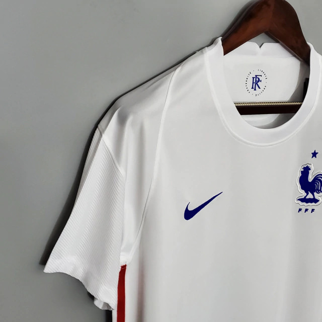 Inscrição «Liberté, Égalité, Fraternité» na camisola secundária da França