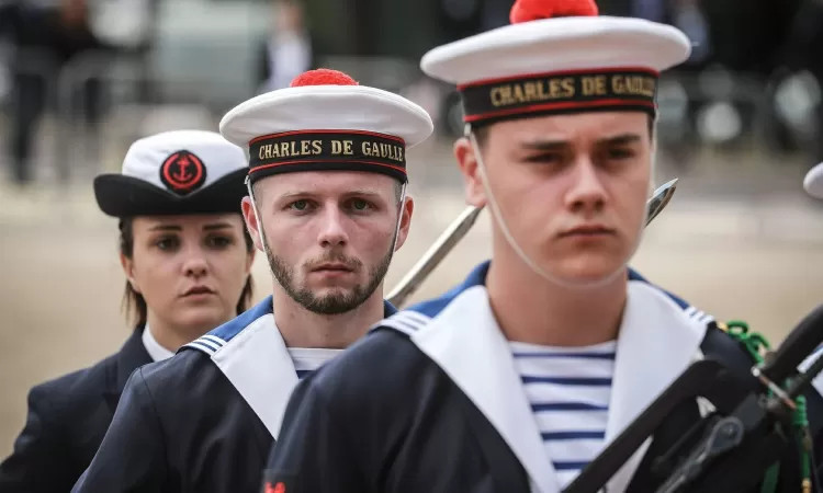 Traje atual da Marinha francesa, onde ainda se mantém a marinière