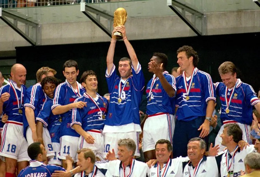 França e a sua camisola com risca vermelha na conquista histórica do Mundial 1998