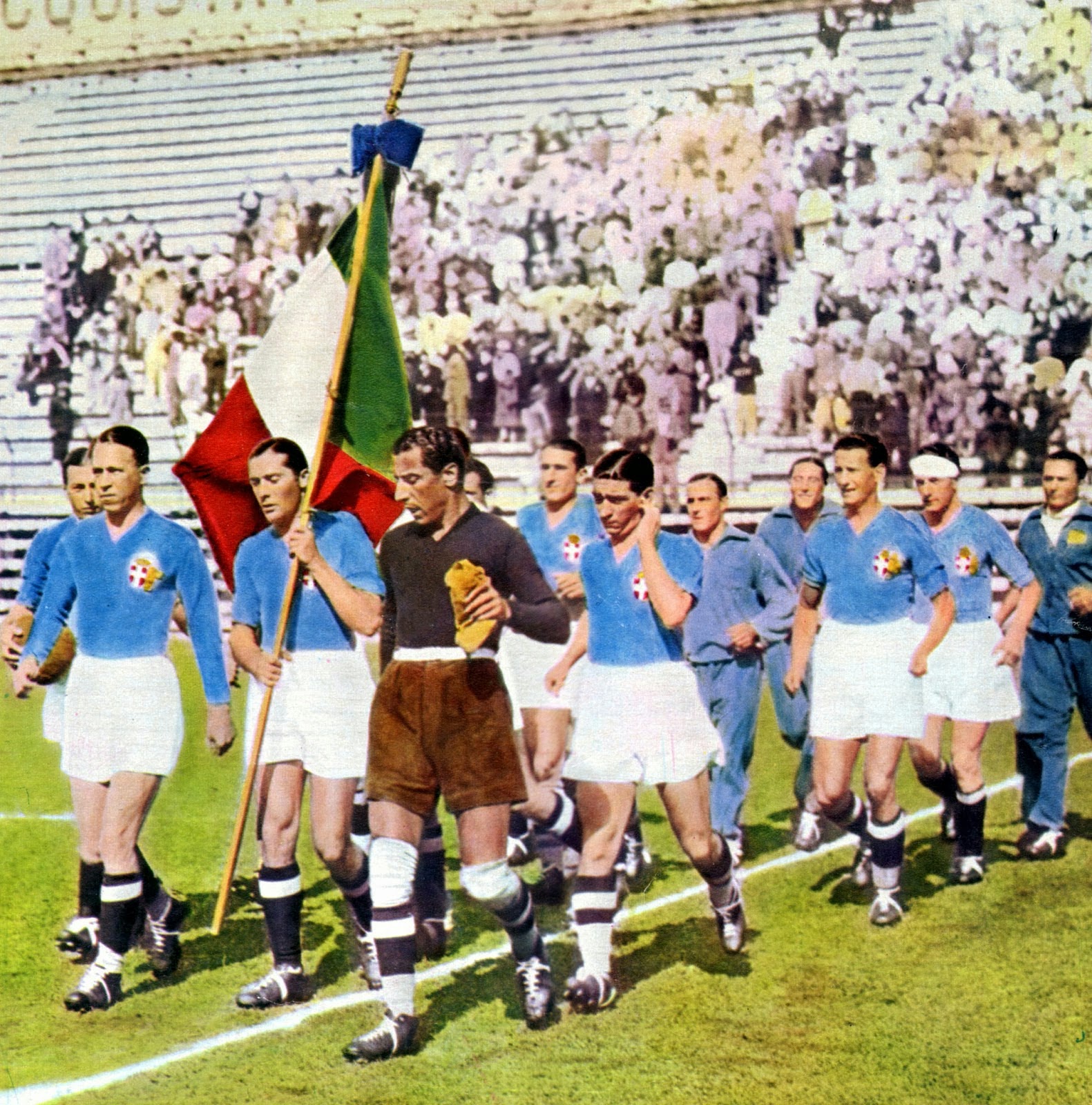 Seleção italiana vestida à Casa di Savoia (através do azul e do próprio Brasão da Família Real) 